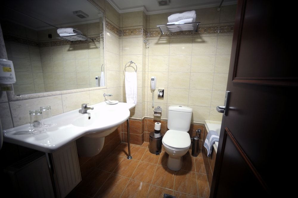 Avalon Airport Hotel Thessaloniki Economy Double or Twin Room - Semi Basement 4