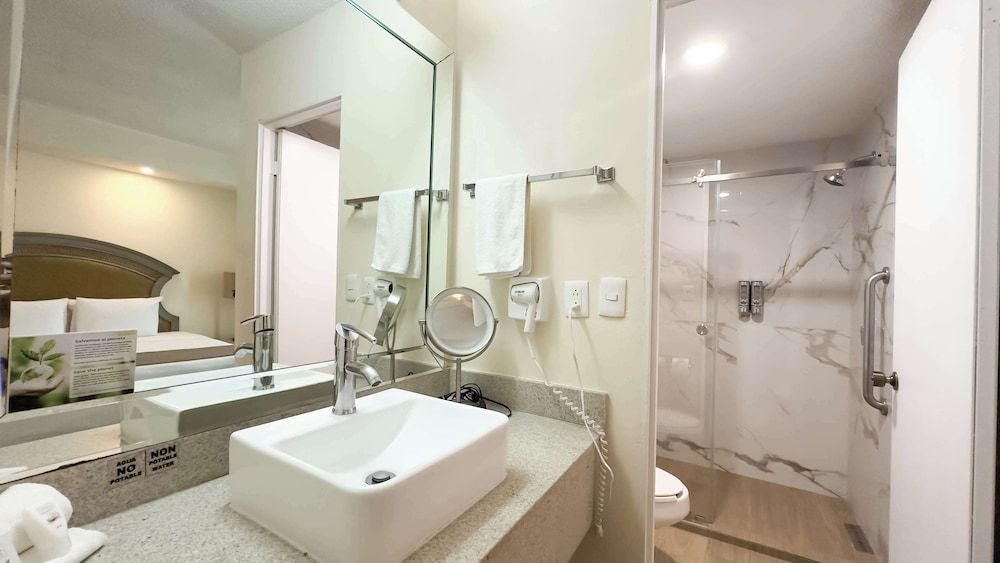 Best Western Plus Monterrey Colon Junior Suite, 1 King Bed, Non Smoking, Kitchenette 7