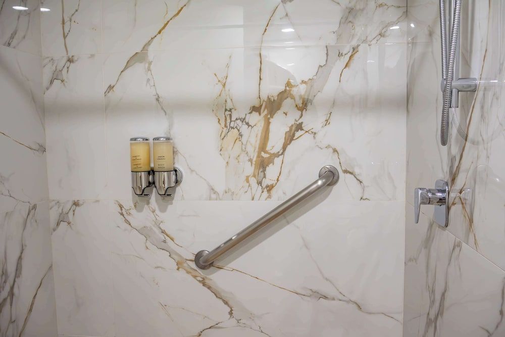 Best Western Plus Monterrey Colon Standard Room, 1 King Bed, Accessible, Non Smoking 6