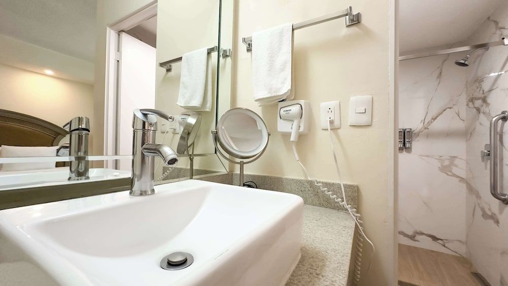 Best Western Plus Monterrey Colon Junior Suite, 1 King Bed, Non Smoking, Kitchenette 9