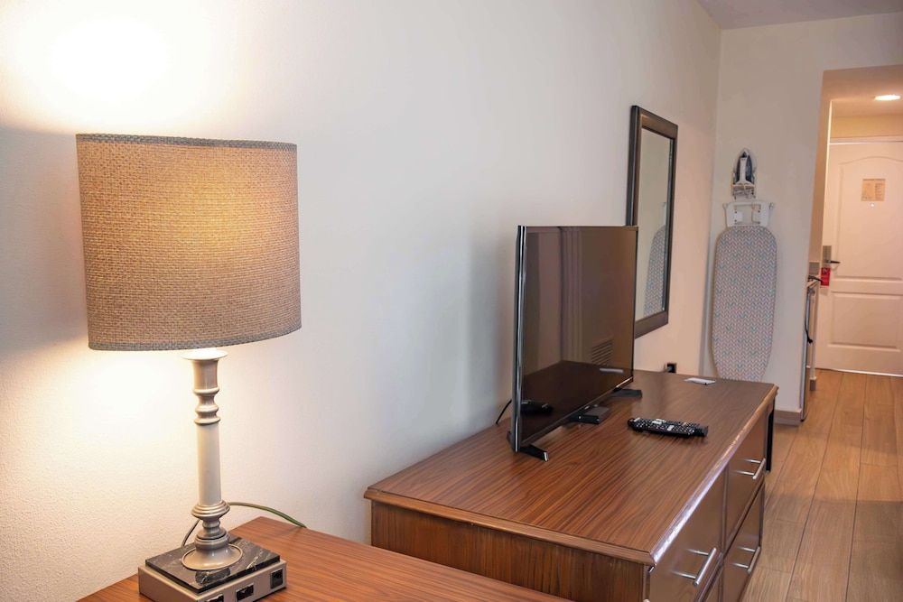 Best Western Plus Monterrey Colon Superior Room, 1 King Bed, Non Smoking, Kitchenette 7
