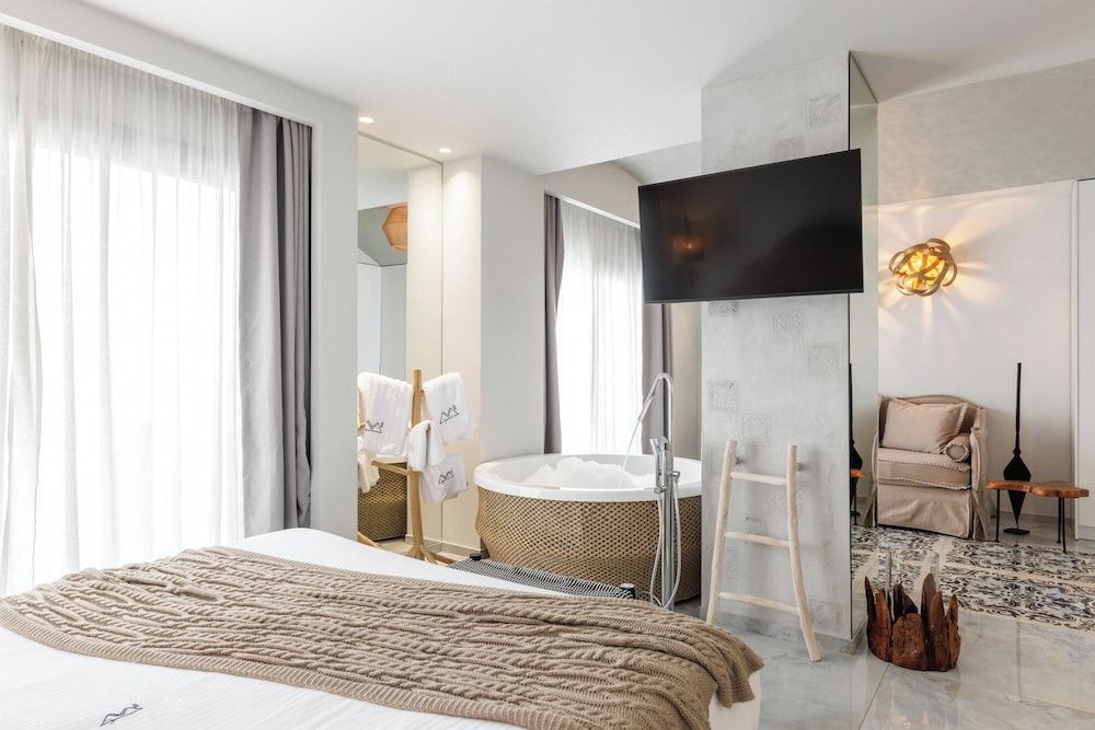 Deluxe Suite, Jetted Tub, Sea View