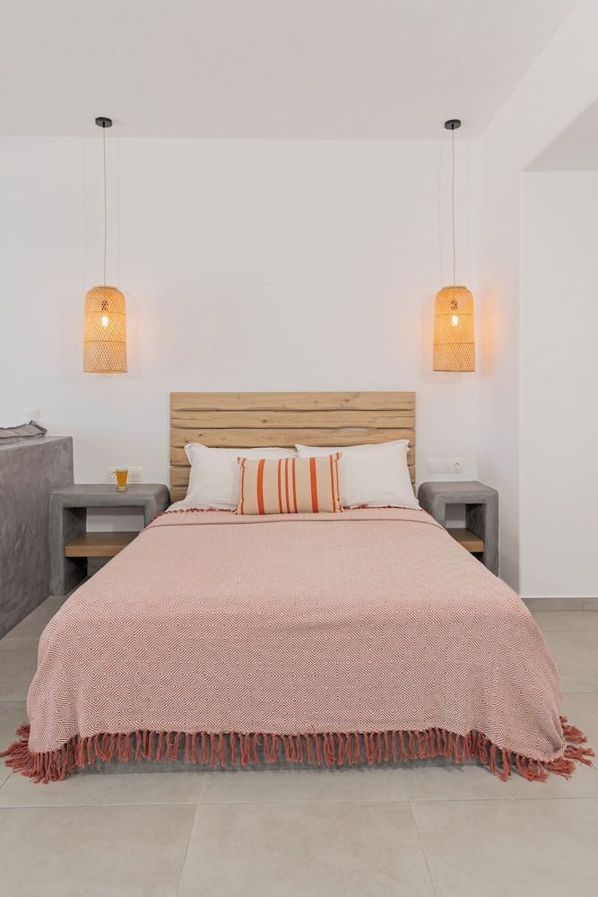Deluxe Suite 2-4 Adults with Partial Sea and Castle View (Kimo)