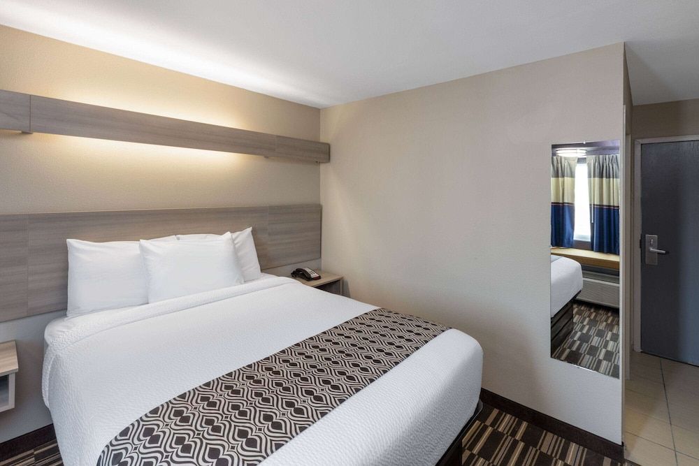 Microtel Inn & Suites by Wyndham Bossier City Room, 1 Queen Bed, Non Smoking 2