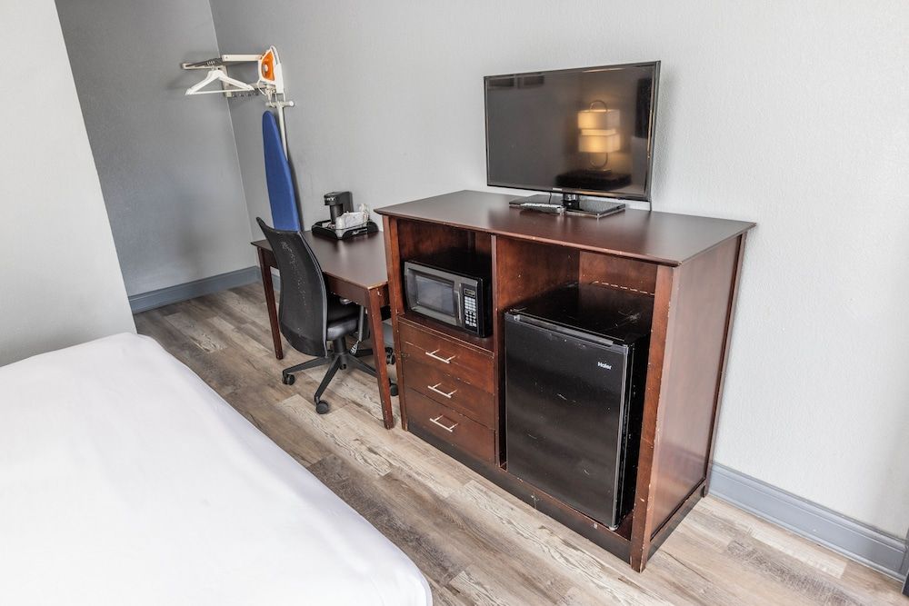 Butler Inn Premium Room, 1 King Bed 9