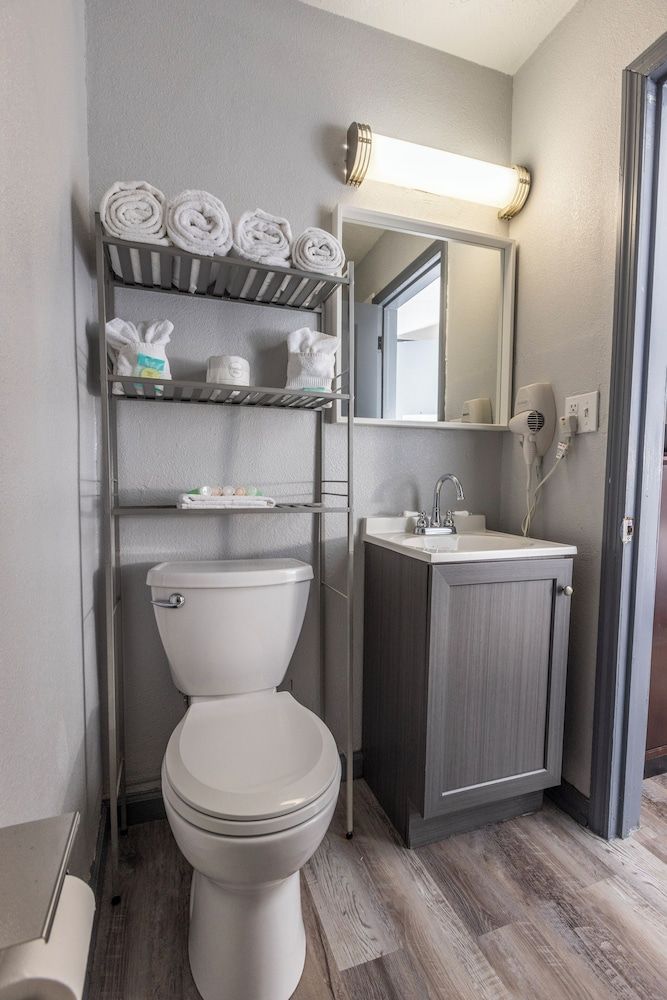 Butler Inn Premium Room, 2 Queen Beds 7