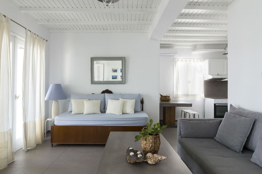 Apartment with Sea View, Jacuzzi and Pool Access