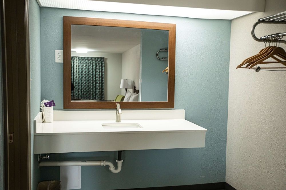 Knights Inn Mount Airy Room, 2 Double Beds, Non Smoking 9