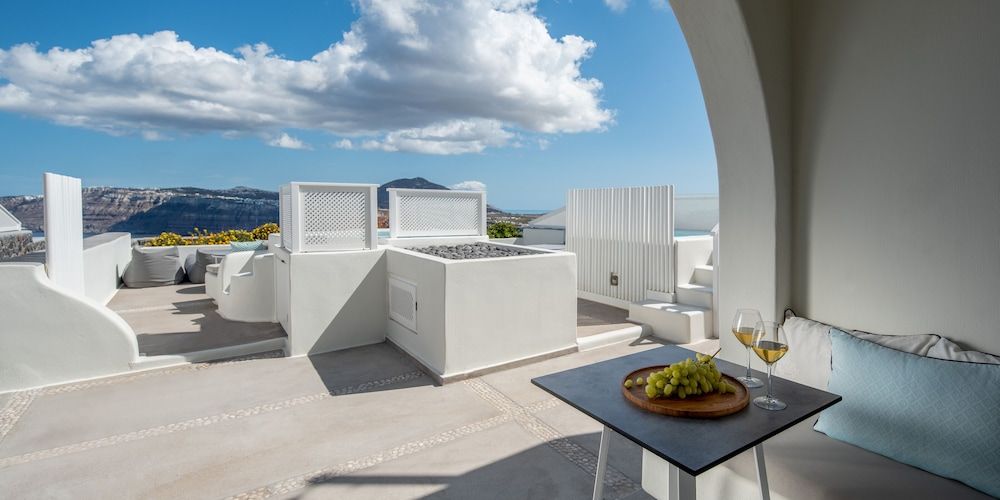 Elements of Caldera Suites Senior Studio Suite, Heated Tub, Sea View 7