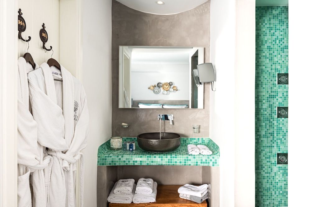 Elements of Caldera Suites Senior Studio Suite, Heated Tub, Sea View 16