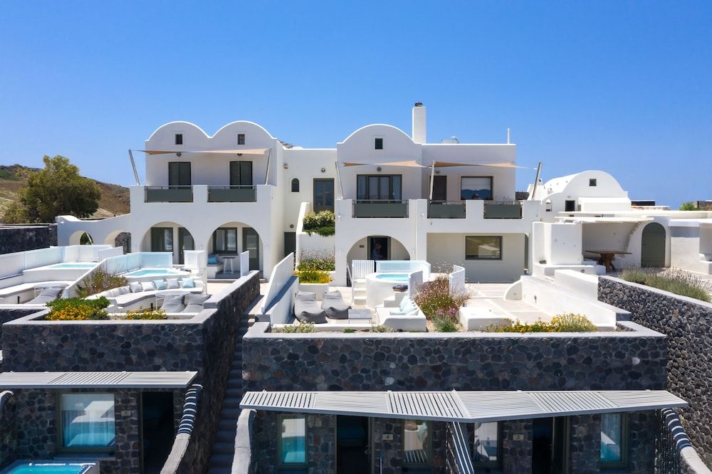 Elements of Caldera Suites Senior Studio Suite, Heated Tub, Sea View 8