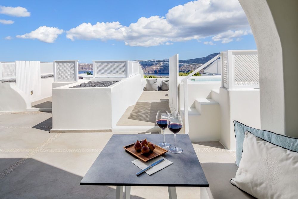 Elements of Caldera Suites Senior Studio Suite, Heated Tub, Sea View 6