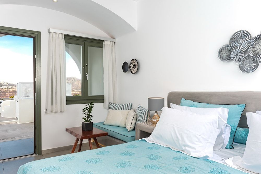 Elements of Caldera Suites Senior Studio Suite, Heated Tub, Sea View 4