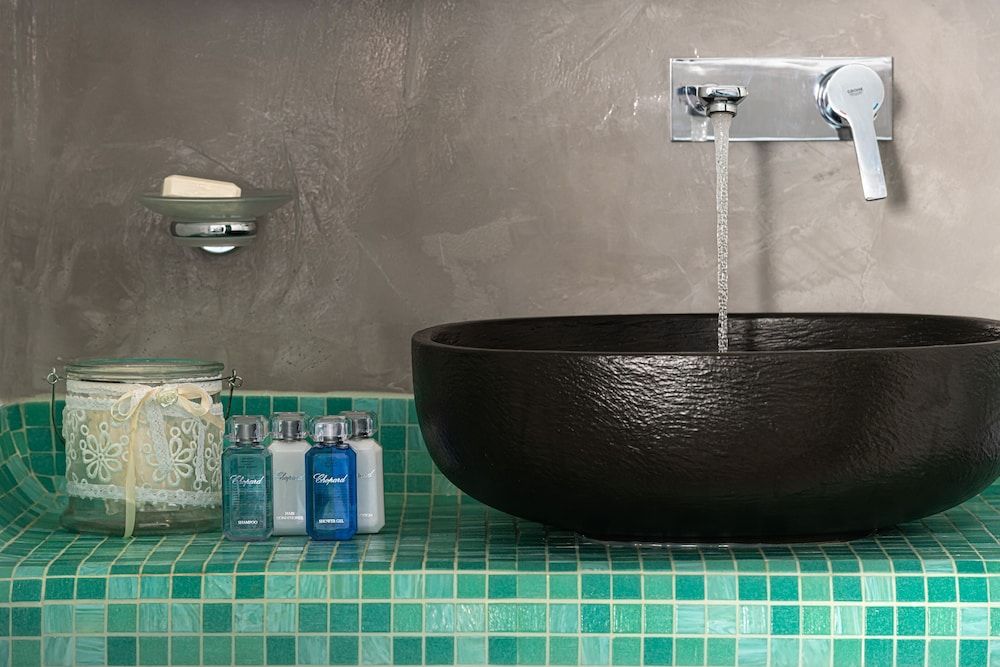 Elements of Caldera Suites Senior Studio Suite, Heated Tub, Sea View 14