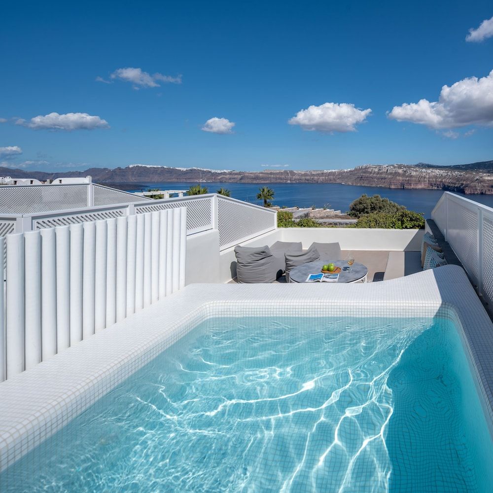 Elements of Caldera Suites Senior Studio Suite, Heated Tub, Sea View 12