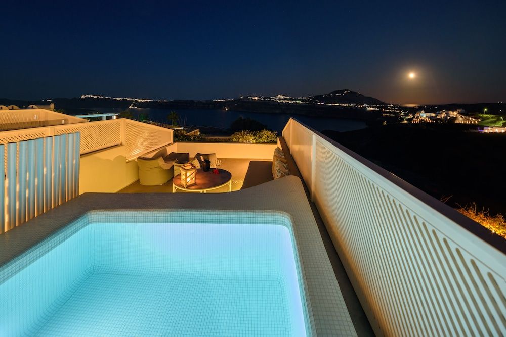 Elements of Caldera Suites Senior Studio Suite, Heated Tub, Sea View 13