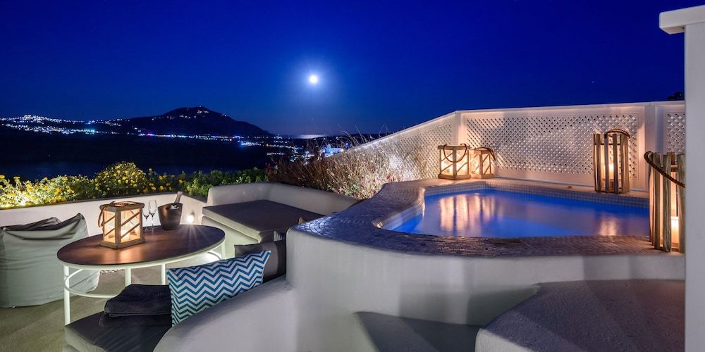 Elements of Caldera Suites Senior Studio Suite, Heated Tub, Sea View 9