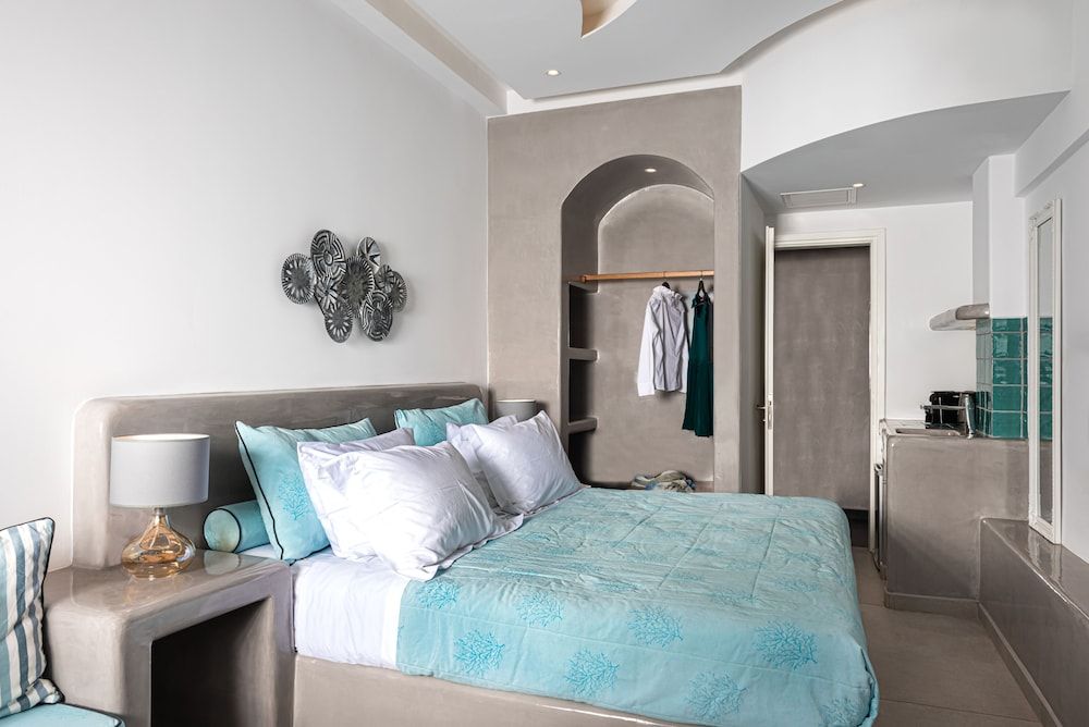 Elements of Caldera Suites Senior Studio Suite, Heated Tub, Sea View 2