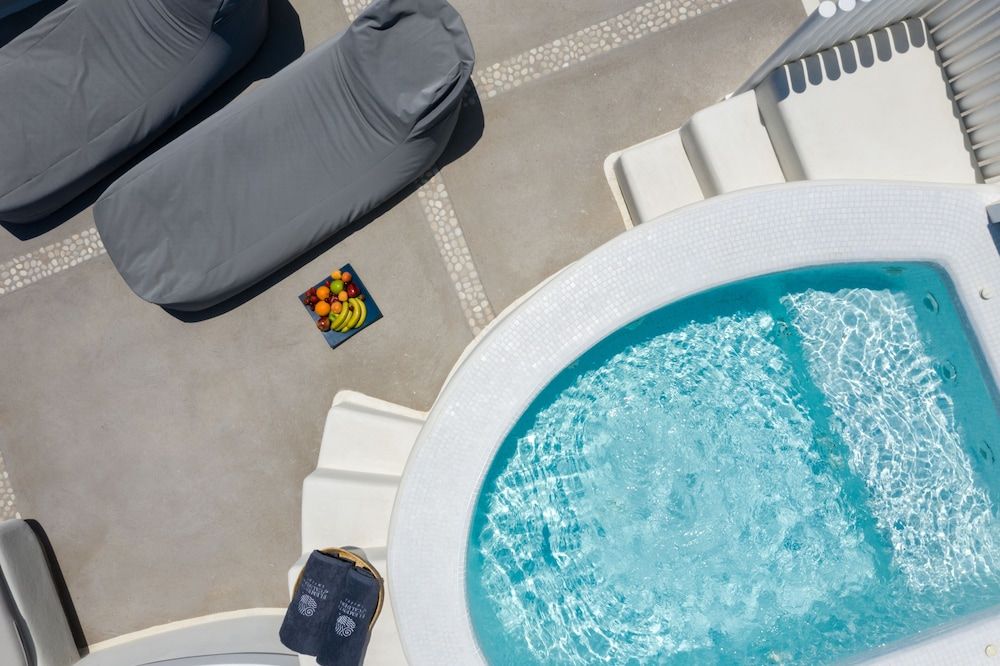 Elements of Caldera Suites Senior Studio Suite, Heated Tub, Sea View 11