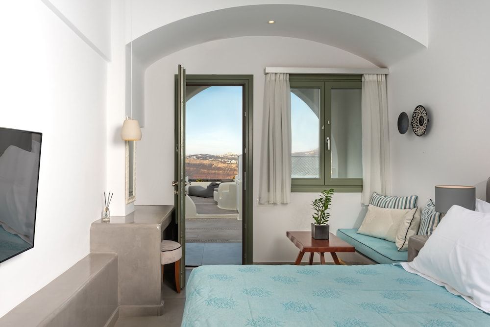 Elements of Caldera Suites Senior Studio Suite, Heated Tub, Sea View 3