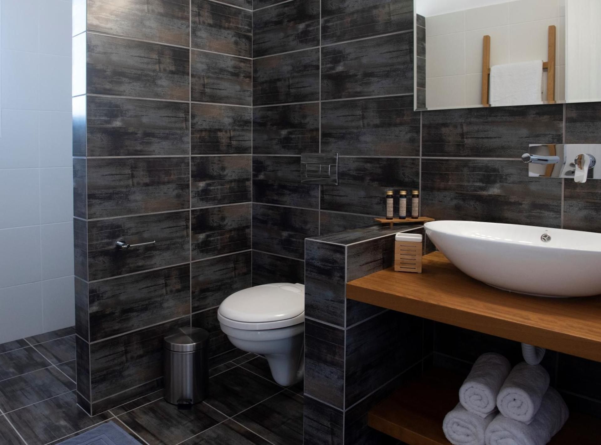 Deluxe Suite with Hot Tub and Sea View