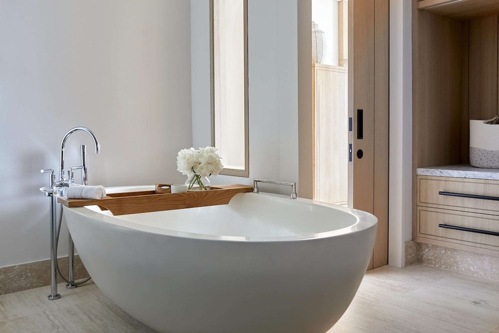 One&Only Cape Town Standard Room, 1 King Bed, Harbor View (Marina) 3