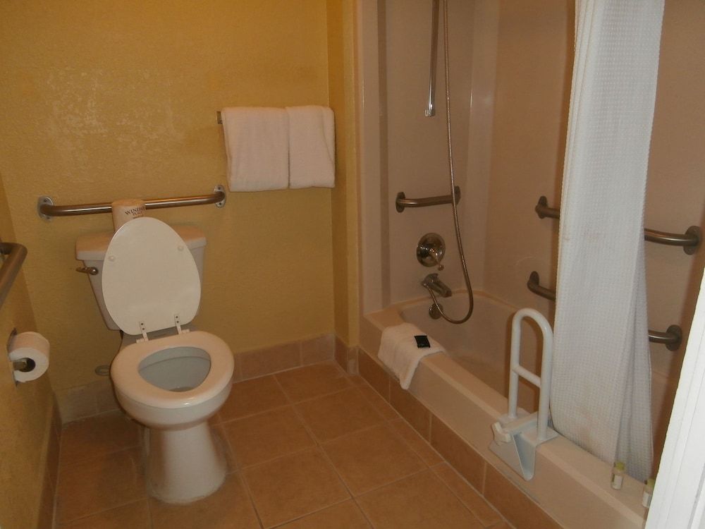 Americas Best Value Inn Conyer Room, 1 King Bed, Accessible, Non Smoking 3