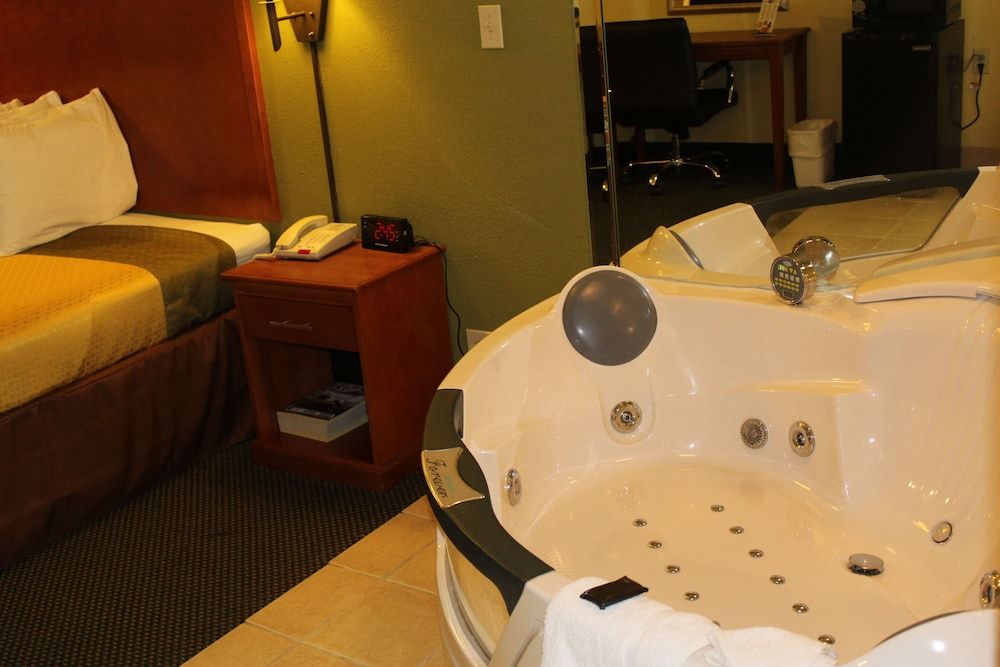 Americas Best Value Inn Conyer Suite, 1 King Bed, Non Smoking (Jacuzzi) 4