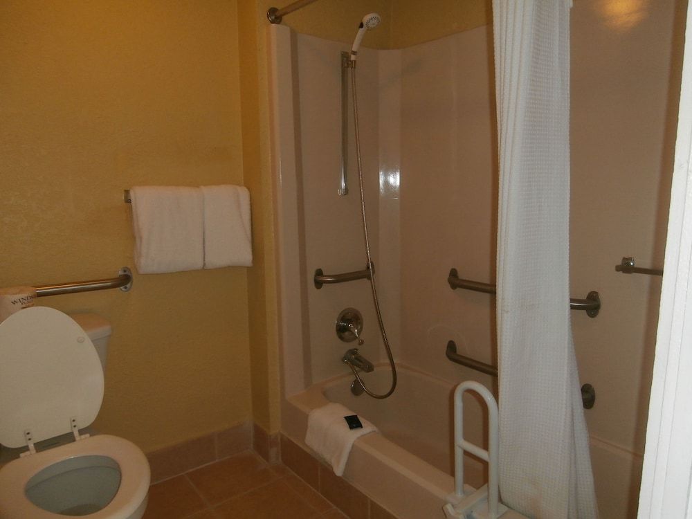 Americas Best Value Inn Conyer Room, 1 King Bed, Accessible, Non Smoking 2