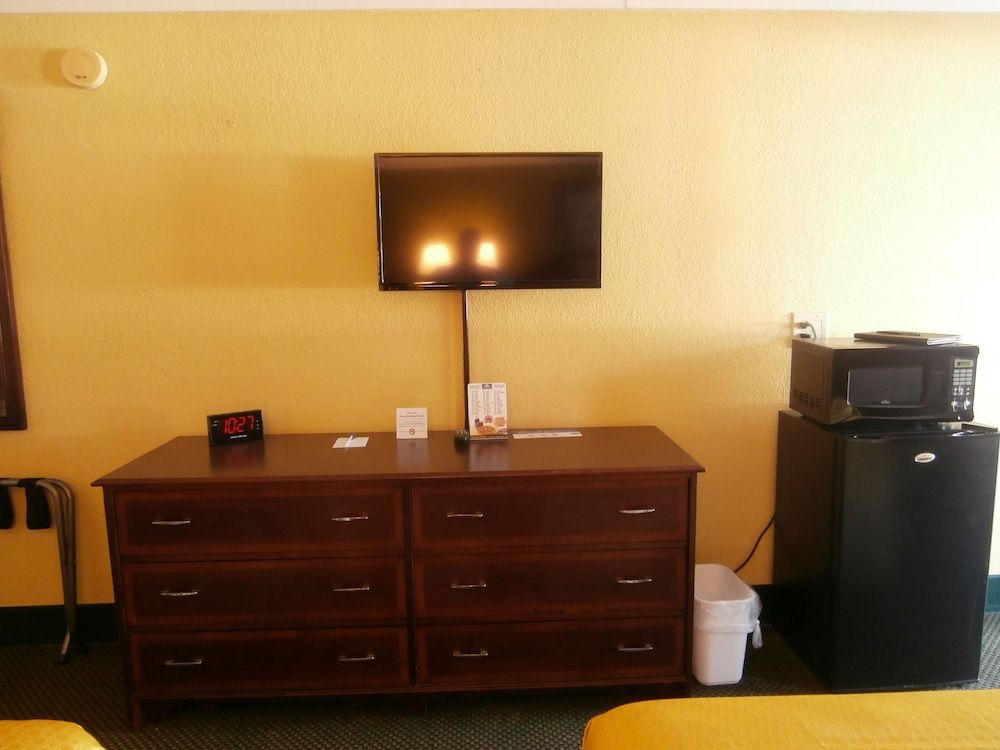 Americas Best Value Inn Conyer Suite, 1 King Bed, Non Smoking (Jacuzzi) 7