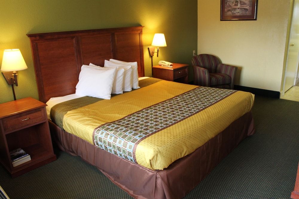 Americas Best Value Inn Conyer Room, 1 King Bed, Accessible, Non Smoking