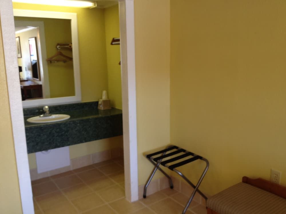 Americas Best Value Inn Conyer Room, 1 King Bed, Smoking 6