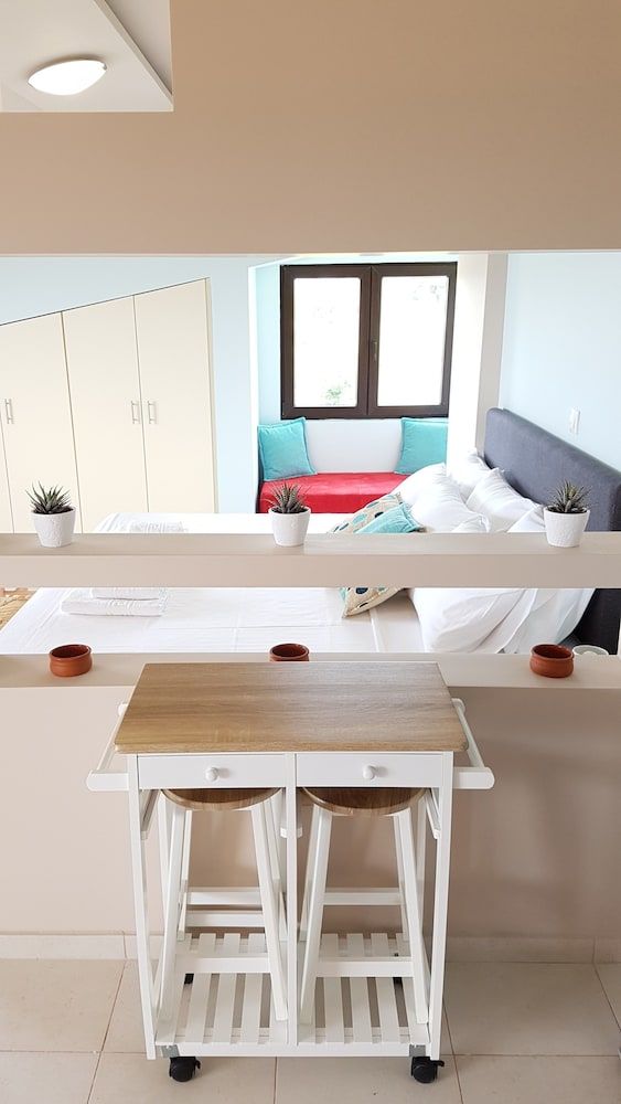 Studio (3 Adults, No kitchen)