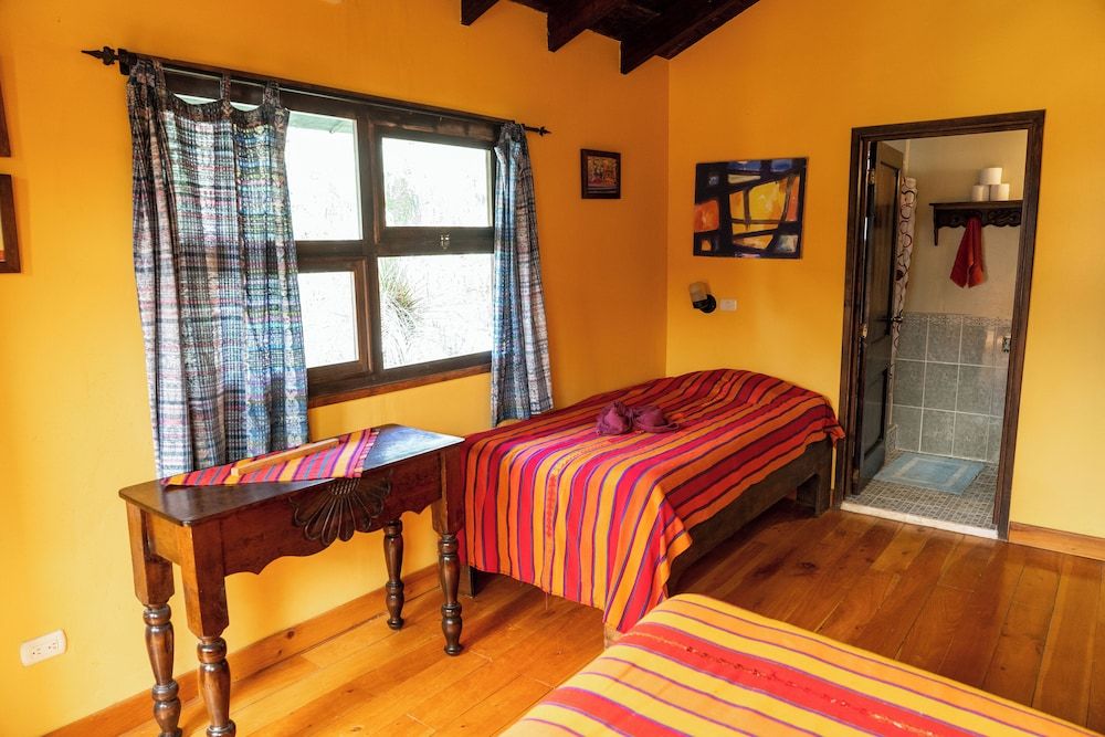 La Iguana Perdida - Hostel Deluxe Triple Room, Multiple Beds, Patio 4