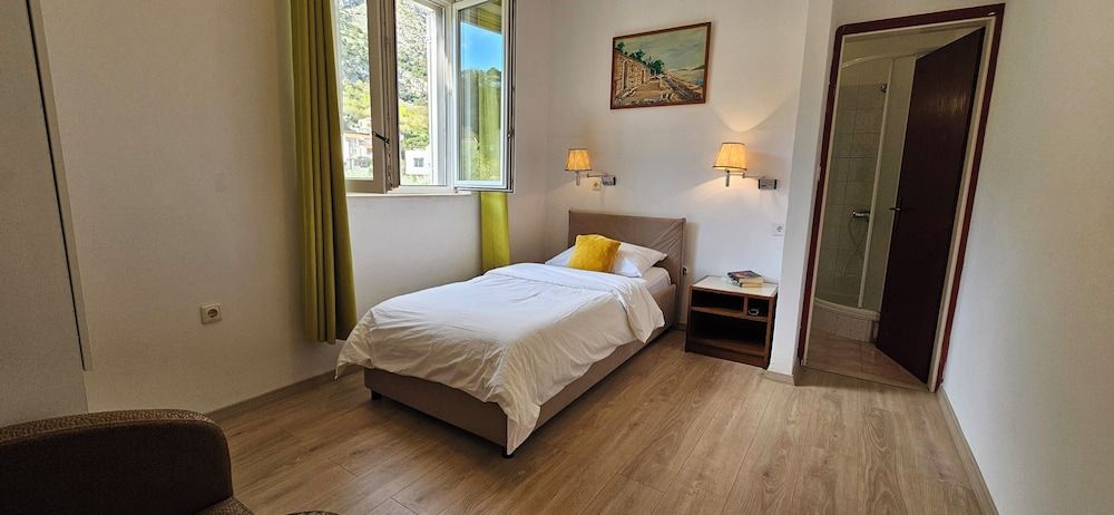 Villa Konalic Standard Single Room, Private Bathroom, Garden View 2