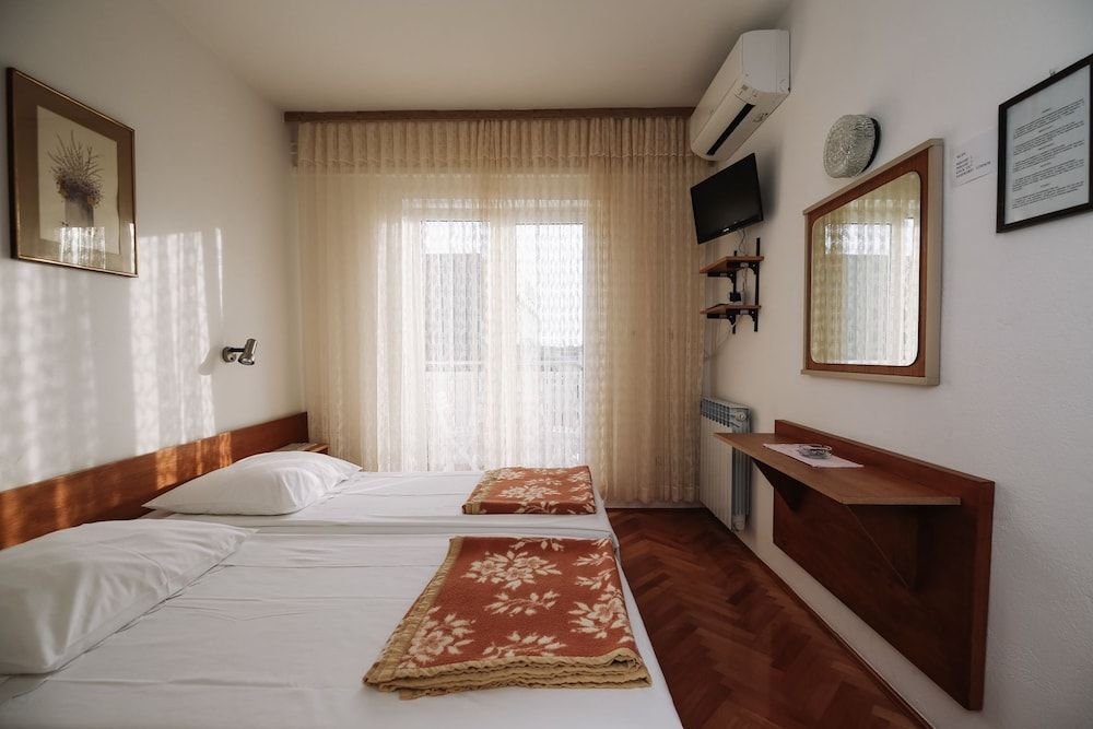 Twin room with sea view (room 3)