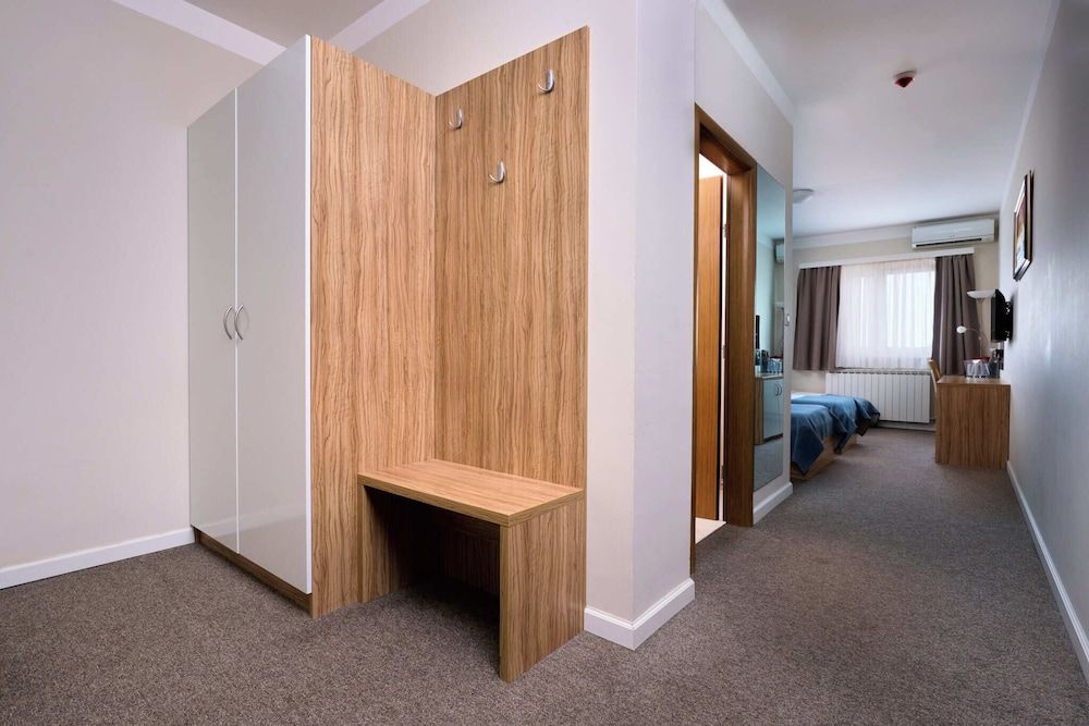 Hotel Phoenix Comfort Suite, 2 Bedrooms, Courtyard Area 7