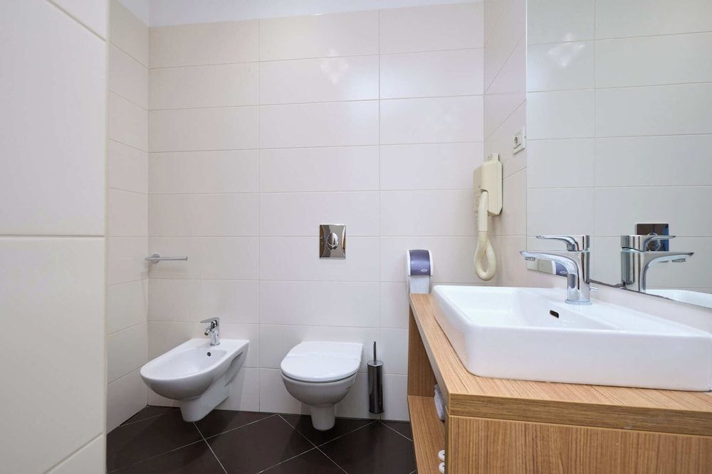 Hotel Phoenix Deluxe Double Room, 1 King Bed, Non Smoking, Jetted Tub 4