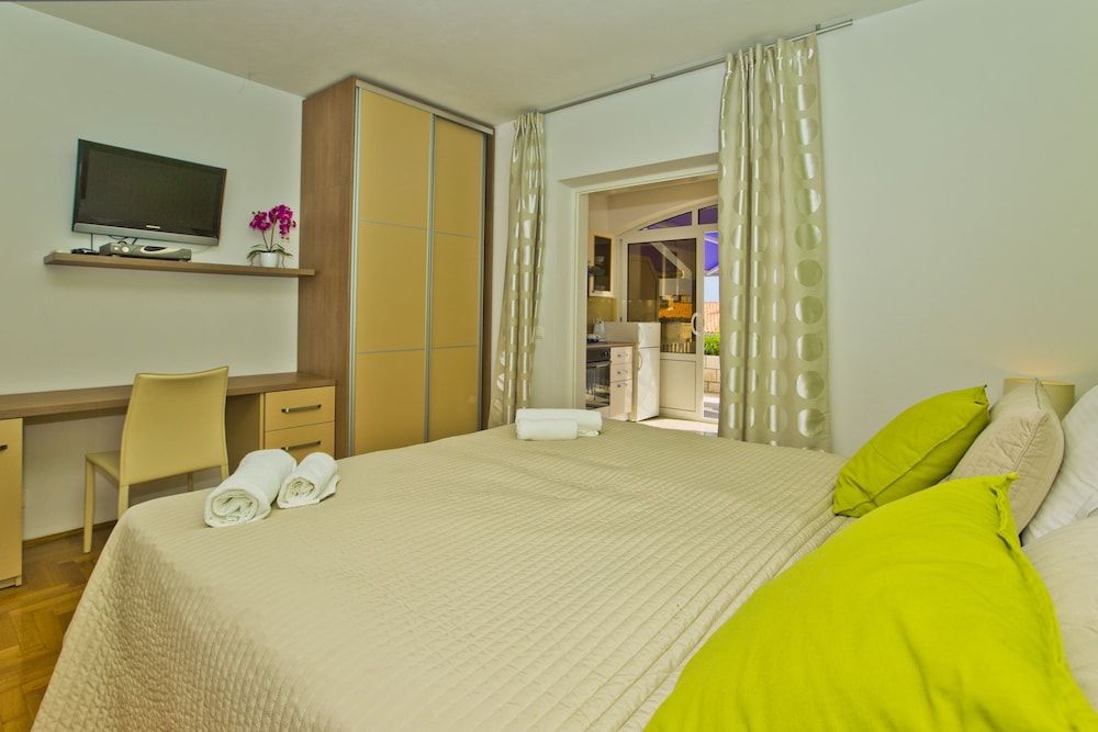 Violeta Hvar Standard Apartment, 1 Bedroom, Terrace, Partial Sea View 2