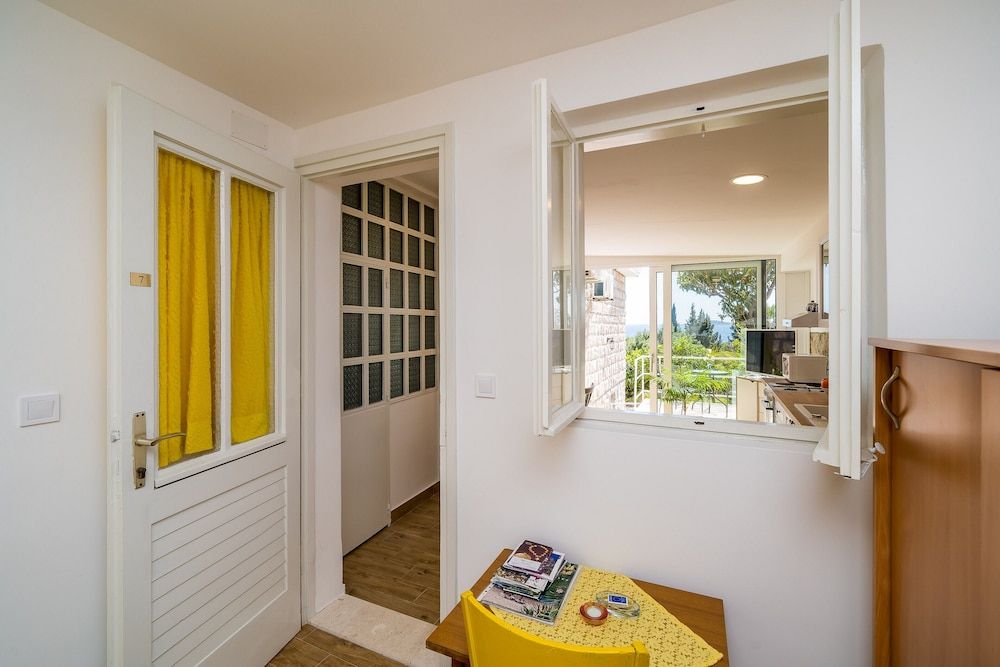 Guest House Villa Nina Apartment, 2 Bedrooms, Terrace, Sea View 4