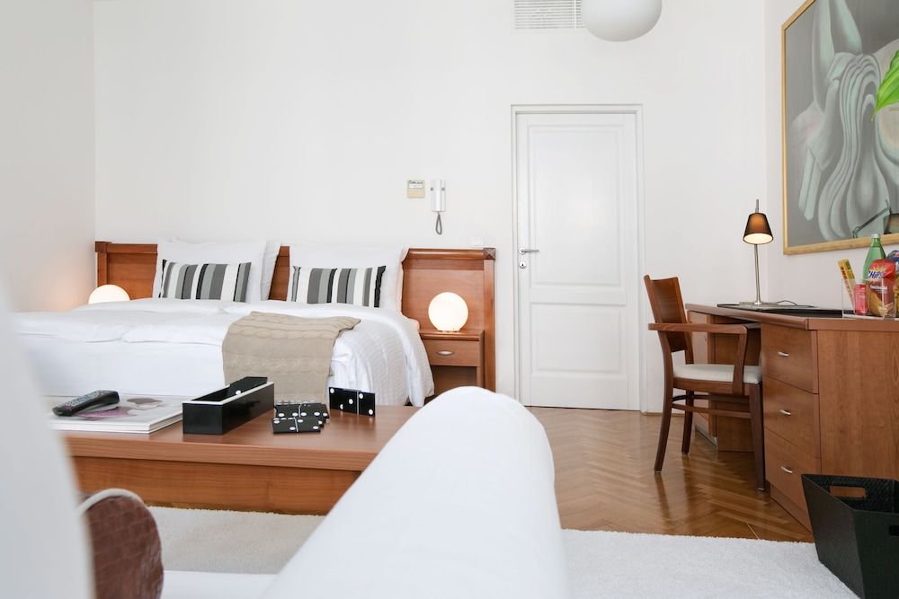 Angel Main Square Triple Room 12