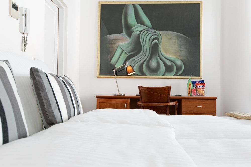 Angel Main Square Triple Room 8