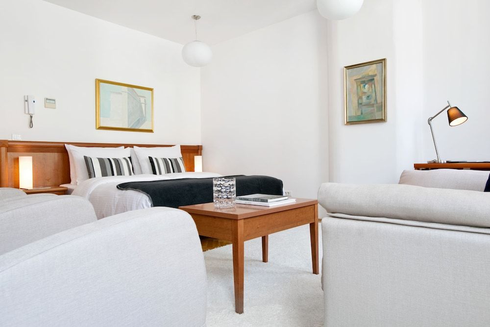 Angel Main Square Triple Room 13