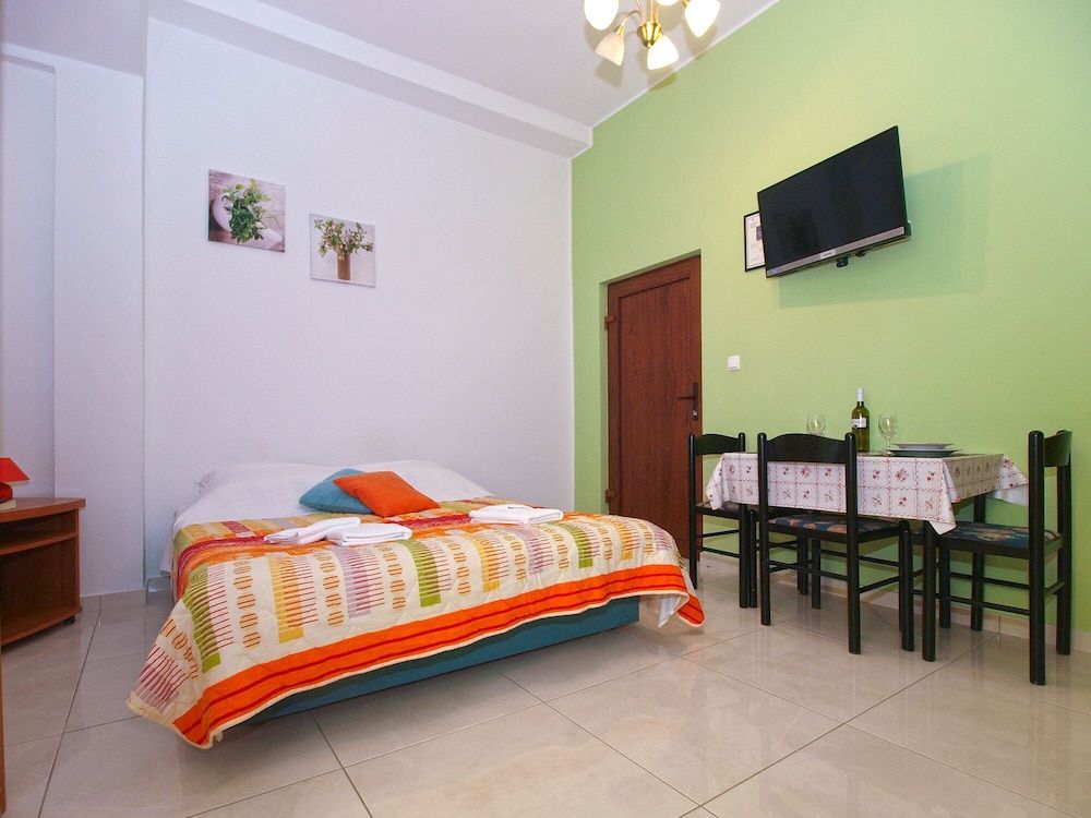 Apartment, 1 Bedroom (898/2090)