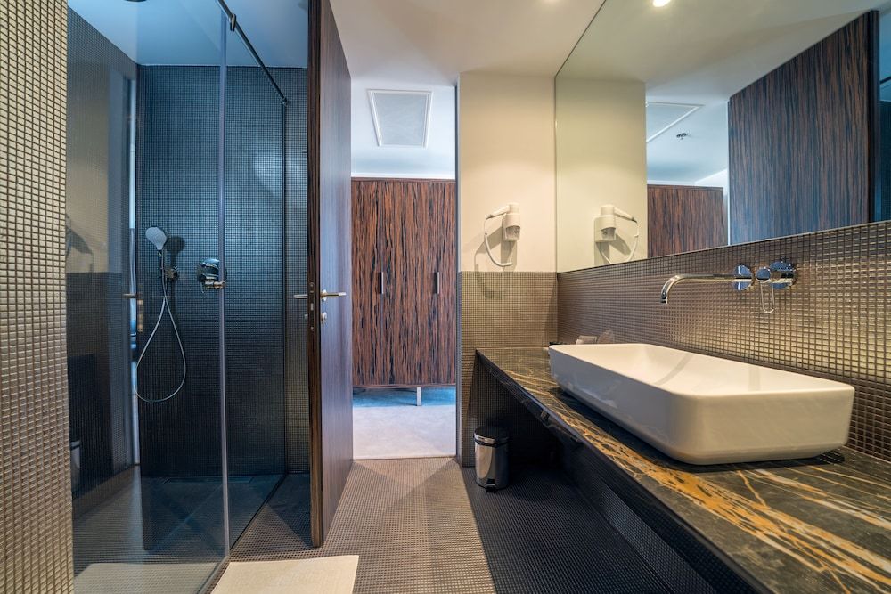 Hotel Bellevue - Superior City Hotel Classic Room, Courtyard View 6