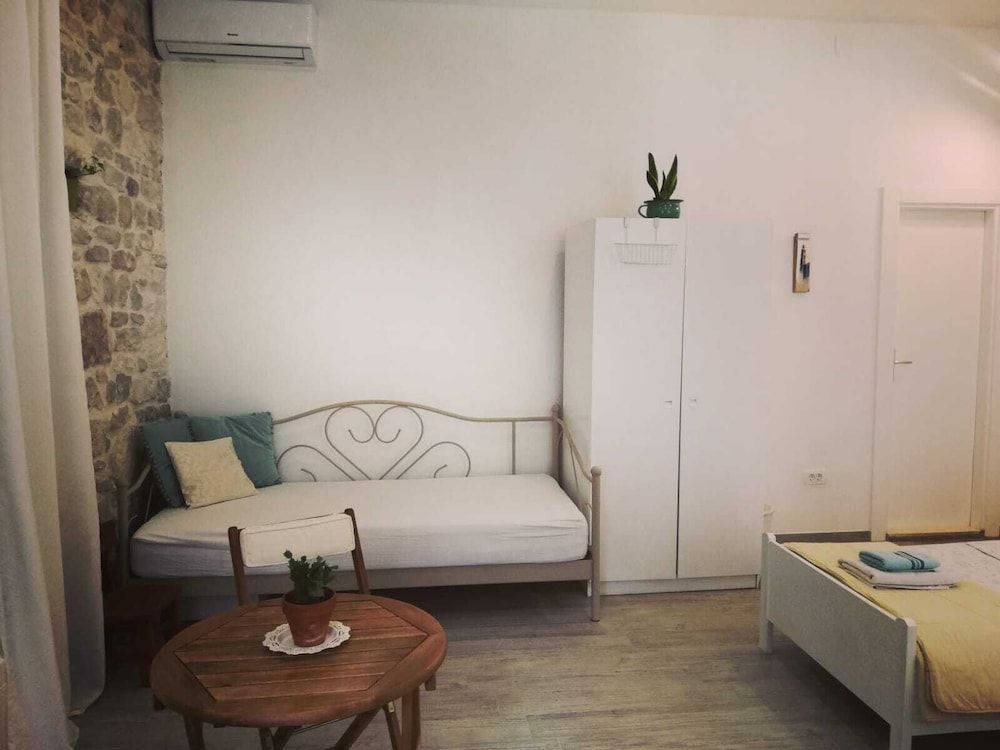 Apartments and Rooms Djanovic Quadruple Room 3