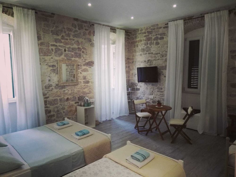 Apartments and Rooms Djanovic Quadruple Room 2