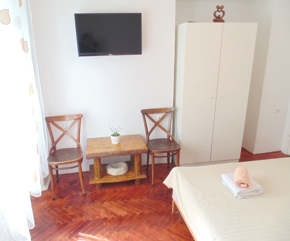 Apartments and Rooms Djanovic Double Room, Garden View 3