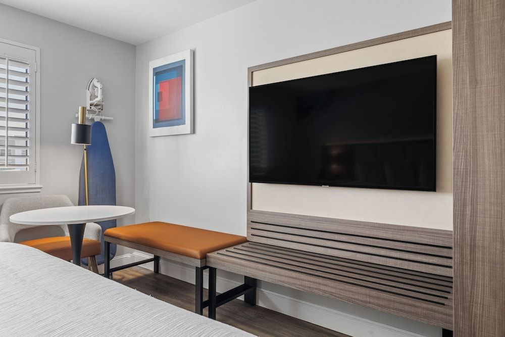 Hotel Skye SFO Standard Room, 1 King Bed 7