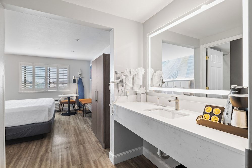 Hotel Skye SFO Standard Room, 1 King Bed 4